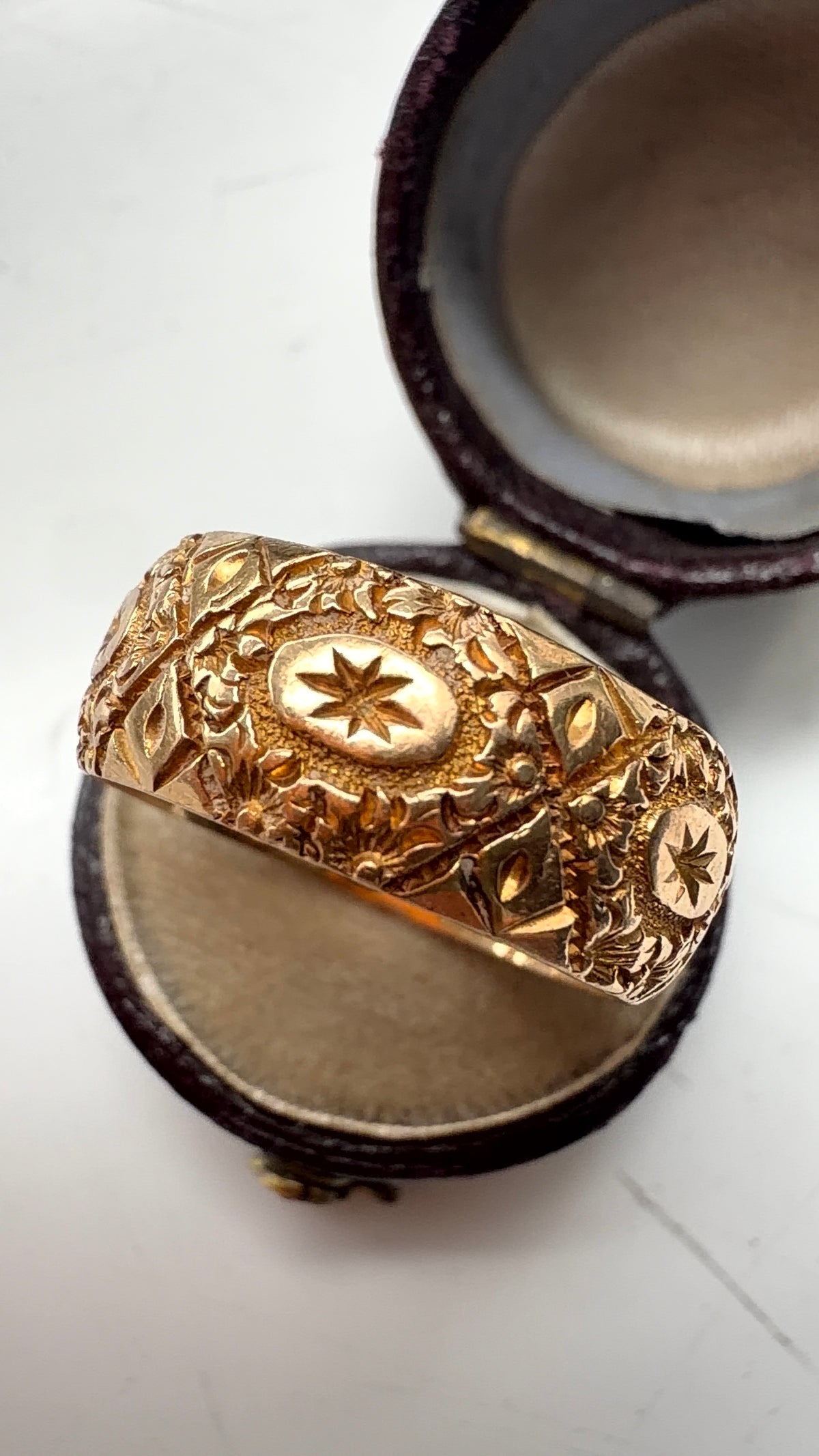Antique 18ct patterned band