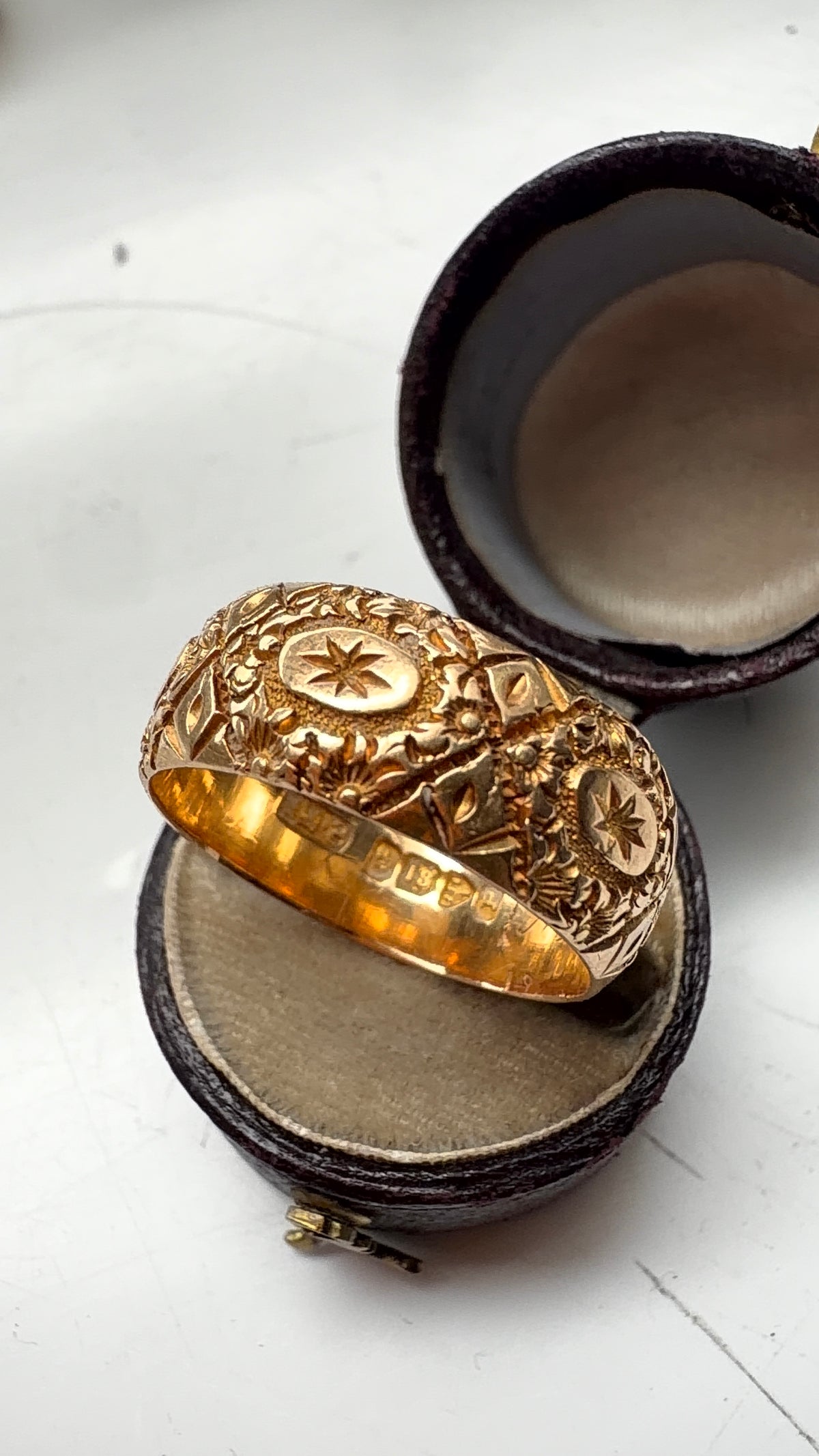 Antique 18ct patterned band