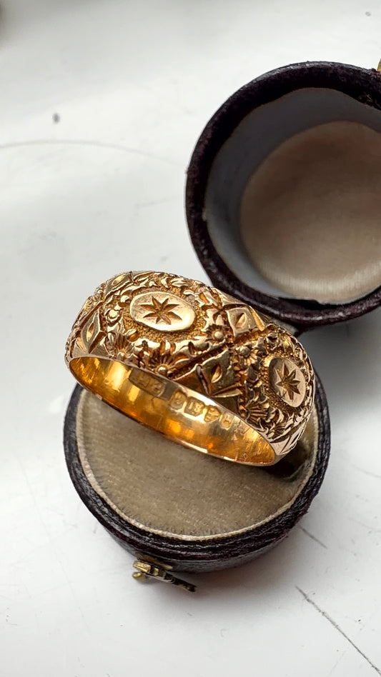 Antique 18ct patterned band