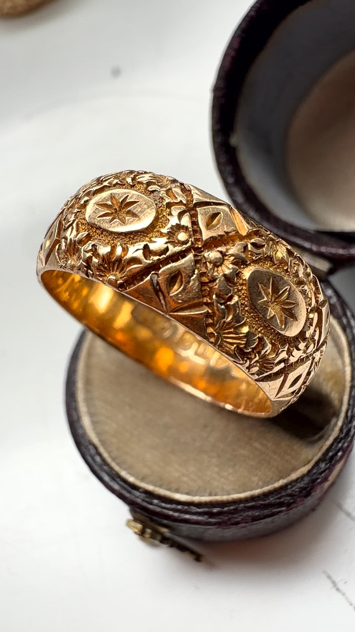 Antique 18ct patterned band