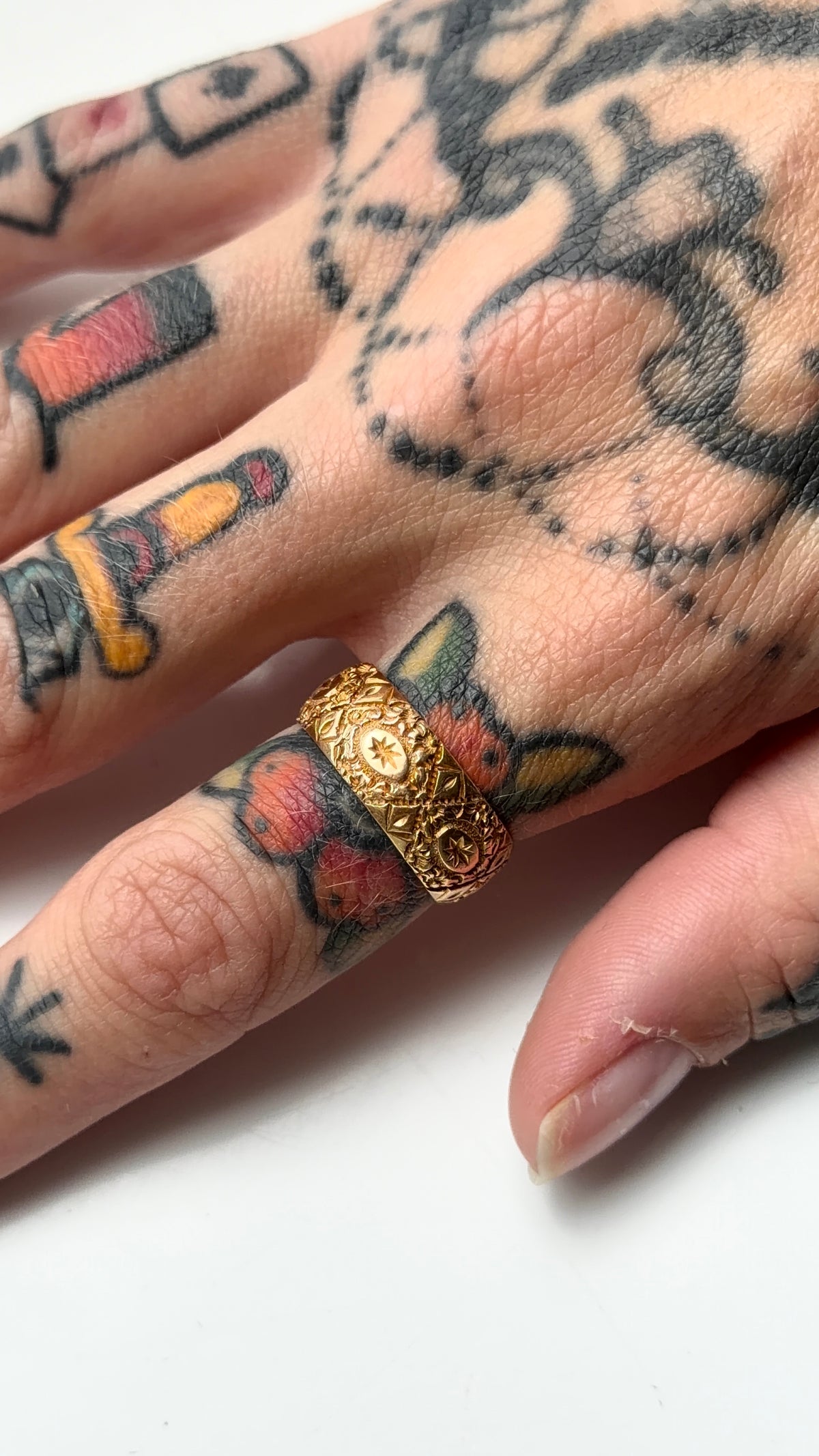 Antique 18ct patterned band
