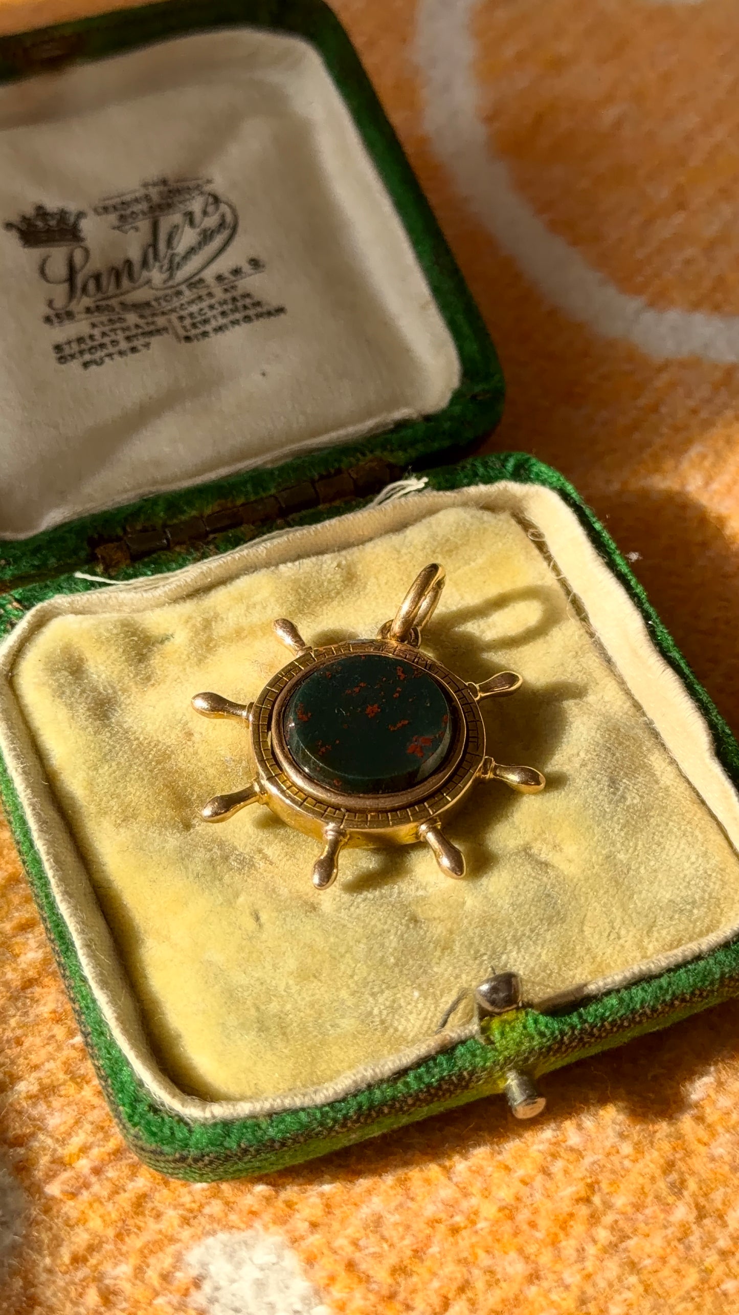 9ct Ships wheel compass